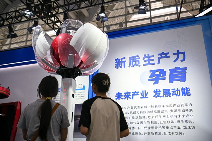 6月20日，與會者參觀天津云圣智能科技有限責任公司展區(qū)展出的“圣·寶蓮燈”全自主無人機巡檢系統(tǒng)。新華社記者 孫凡越 攝