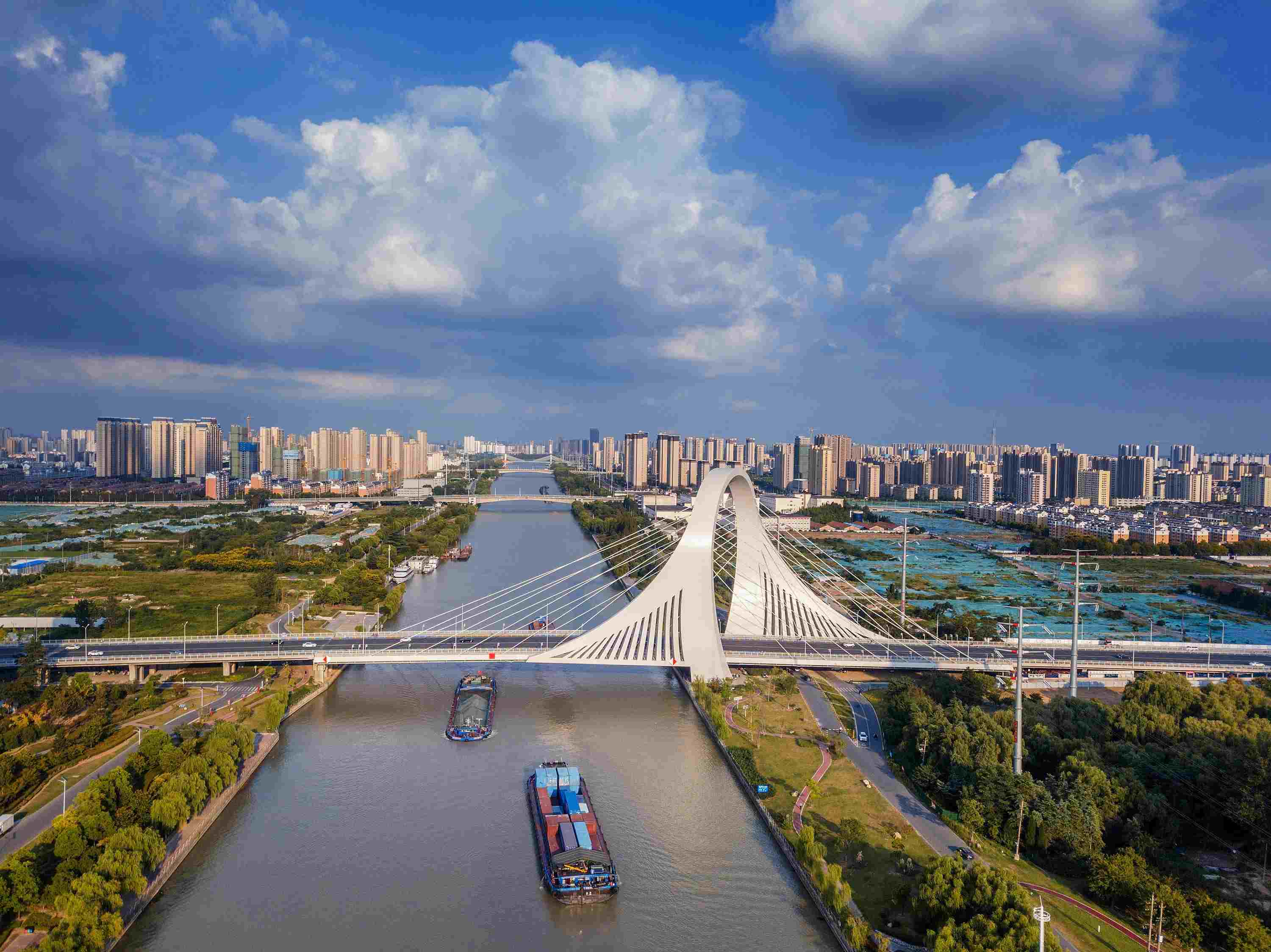 2022年9月12日，幾艘船舶行駛在江蘇淮安運河大橋附近。