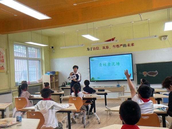 學(xué)生們?cè)诮淌疑险Z(yǔ)文課。 人民網(wǎng)記者 陳琦攝