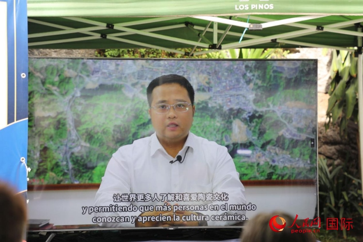 德化縣人民政府縣長方俊欽視頻致辭。人民網(wǎng) 埃內(nèi)斯托·多明戈斯攝