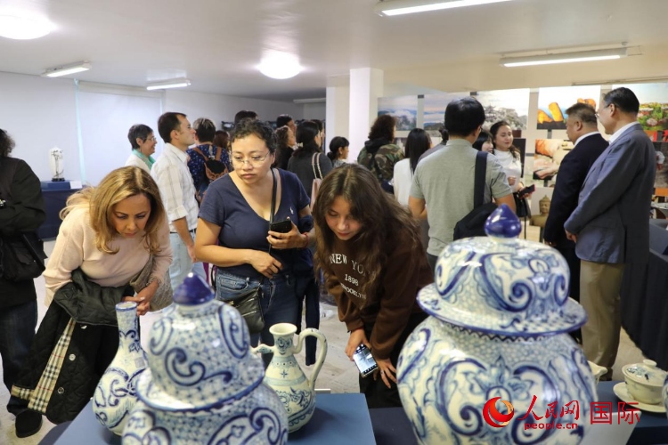 在展覽現(xiàn)場，觀眾們駐足欣賞德化瓷和墨西哥彩瓷。人民網(wǎng) 埃內(nèi)斯托·多明戈斯攝