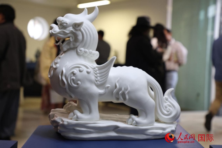 展覽現(xiàn)場的德化白瓷。人民網(wǎng) 埃內(nèi)斯托·多明戈斯攝