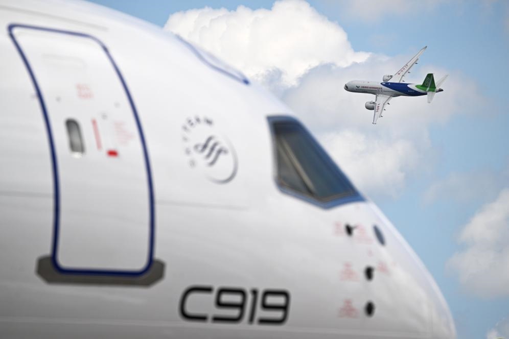 一架中國商飛公司C919客機在新加坡航展上做飛行表演（2024年2月20日攝）。新華社發(fā)（鄧智煒攝）