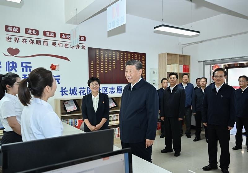 2024年6月19日，習(xí)近平總書(shū)記在寧夏銀川市金鳳區(qū)長(zhǎng)城花園社區(qū)黨群服務(wù)中心便民服務(wù)廳了解社區(qū)開(kāi)展便民惠民服務(wù)等情況。