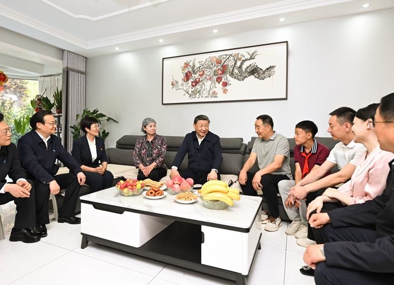 2024年6月19日，習(xí)近平總書(shū)記在寧夏銀川市金鳳區(qū)長(zhǎng)城花園社區(qū)居民趙守成家中，同一家人圍坐在一起拉家常。