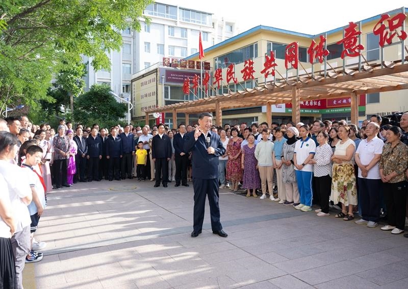 2024年6月19日，習(xí)近平總書(shū)記在寧夏銀川市金鳳區(qū)長(zhǎng)城花園社區(qū)考察時(shí)，同社區(qū)居民親切交流。