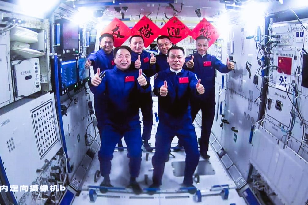 這是在北京航天飛行控制中心拍攝的神舟十六號航天員乘組與神舟十七號航天員乘組“全家?！保?023年10月26日攝）。新華社發(fā)（韓啟揚 攝）