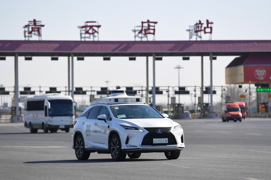 一輛自動駕駛車行駛在北京大興國際機場到亦莊的自動駕駛線路上（2024年3月1日攝）。新華社記者 鞠煥宗 攝