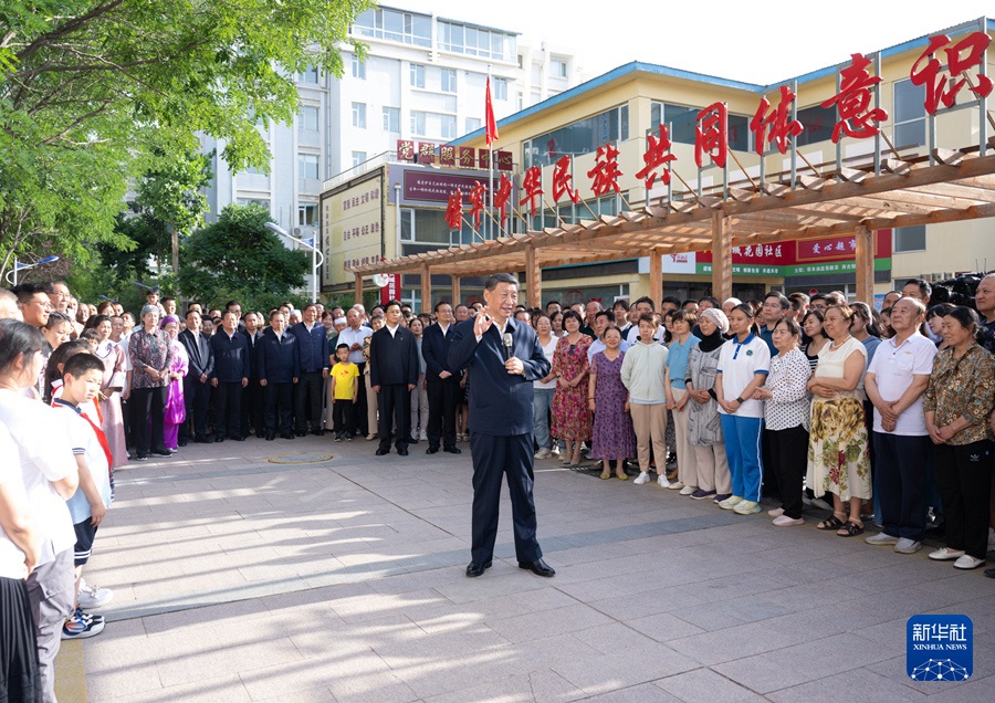 6月19日下午，習(xí)近平總書記在銀川市金鳳區(qū)長城花園社區(qū)考察時(shí)，同社區(qū)居民親切交流。