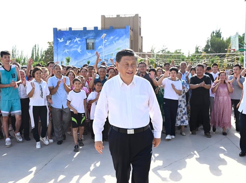 2022年7月14日，習(xí)近平總書(shū)記在新疆吐魯番市高昌區(qū)亞爾鎮(zhèn)新城片區(qū)新城西門(mén)村考察時(shí)，同各族群眾在一起。