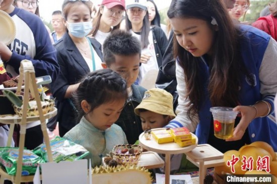 6月23日，越南留學(xué)生在國際文化節(jié)現(xiàn)場為小朋友制作美食。