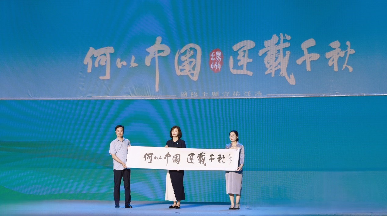 隋唐大運(yùn)河文化博物館館長(zhǎng)曹岳森（左）、揚(yáng)州中國(guó)大運(yùn)河博物館館長(zhǎng)鄭晶（中）、浙東運(yùn)河博物館負(fù)責(zé)人張慧（右）共同展卷。