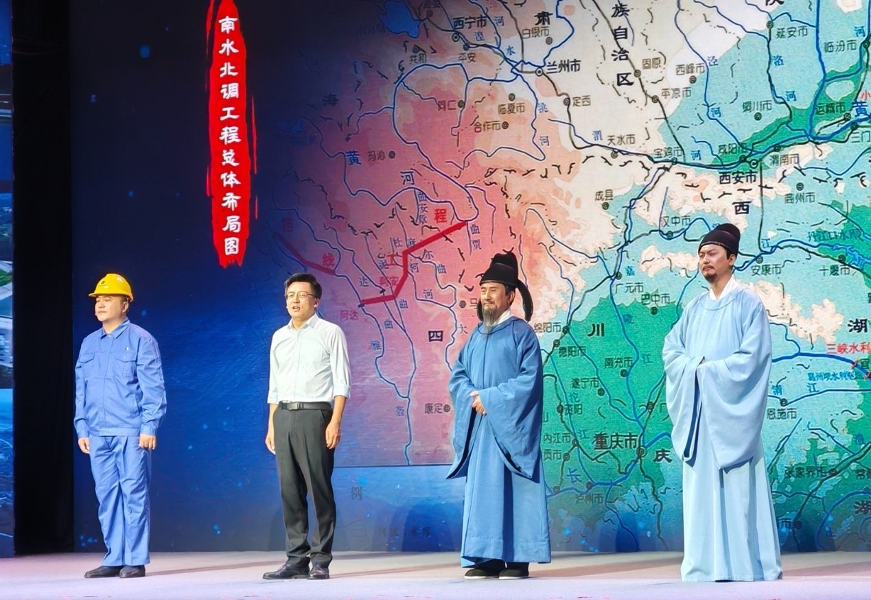 演員張志堅(jiān)（右二）、演員侯京?。ㄓ乙唬?、北京郭守敬紀(jì)念館執(zhí)行館長(zhǎng)張鵬（左二）和江蘇省江都水利工程管理處第二抽水站管理所副所長(zhǎng)郭凱（左一）同臺(tái)演繹。