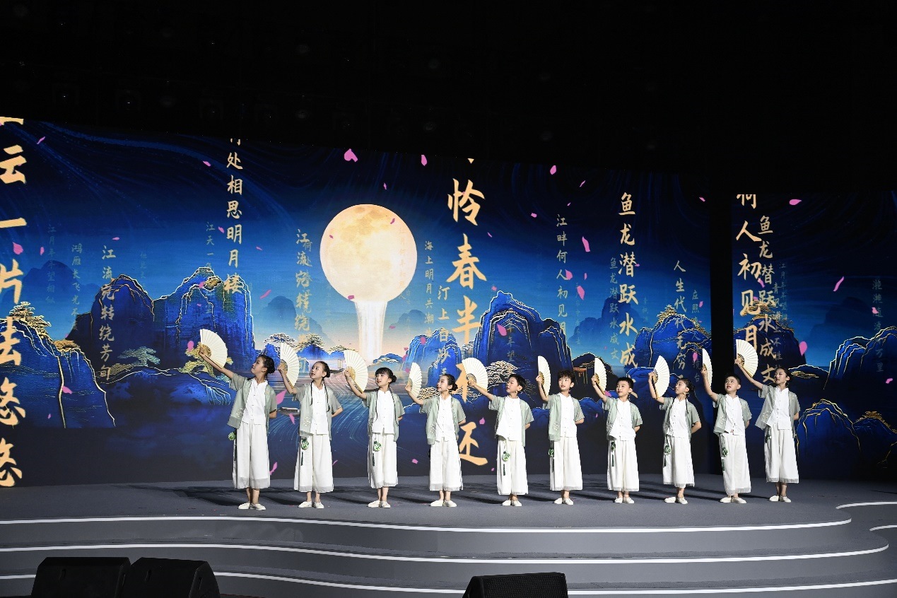 揚(yáng)州市邗江區(qū)實(shí)驗(yàn)學(xué)校蔣王小學(xué)學(xué)生吟誦《春江花月夜》。