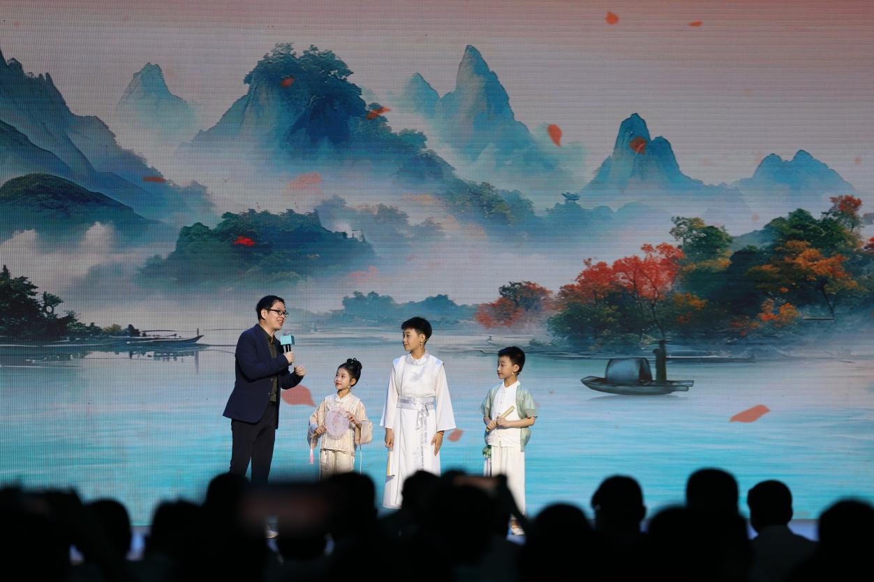 南京師范大學(xué)教授酈波（左一）與2024中國(guó)詩(shī)詞大會(huì)選手張可兒（左二）、姜敬曦（右二），揚(yáng)州市邗江區(qū)實(shí)驗(yàn)學(xué)校蔣王小學(xué)學(xué)生陸俊屹（右一）趣談大運(yùn)河詩(shī)詞文化。