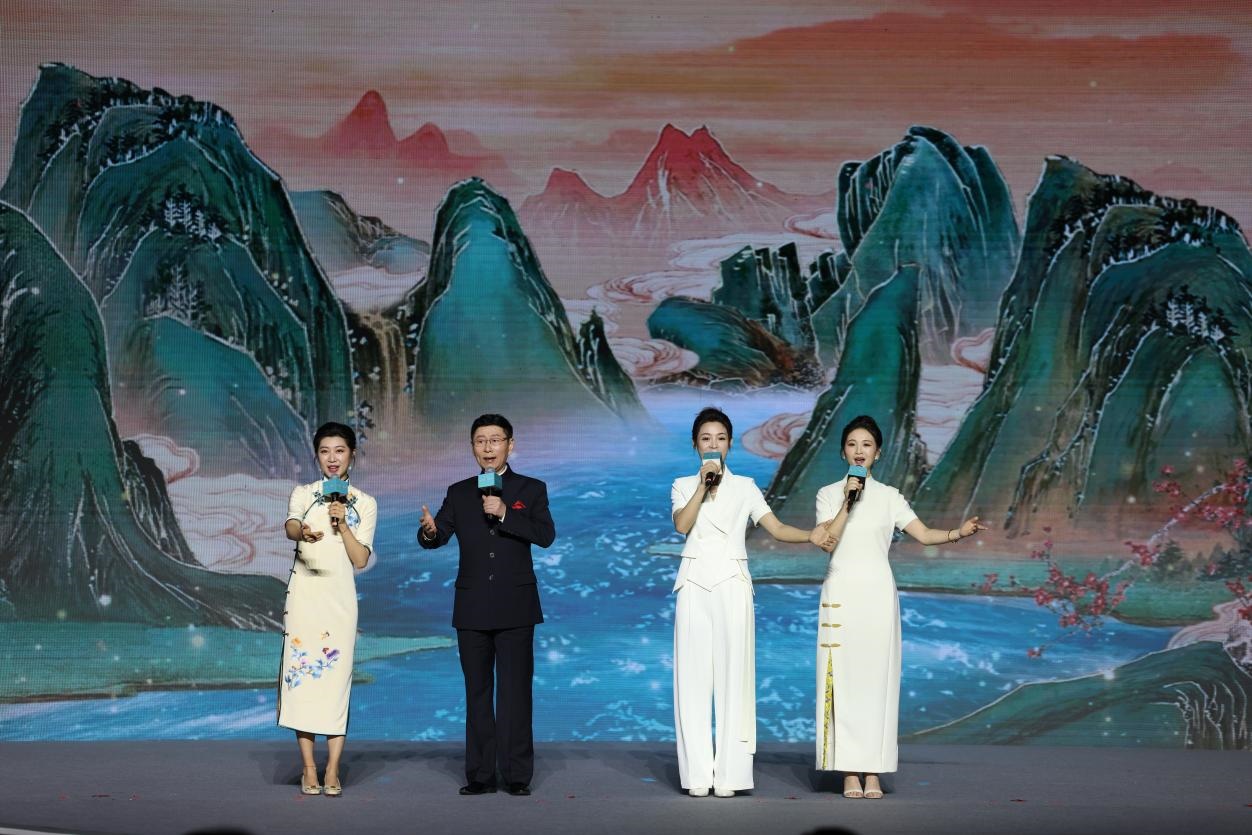 國(guó)家一級(jí)演員、京劇表演藝術(shù)家王平（左二），國(guó)家一級(jí)演員、南京藝術(shù)學(xué)院教授單雯（左一），浙江小百花越劇團(tuán)青年演員陳麗君（右二）、何青青（右一）同臺(tái)唱響千年運(yùn)河情。