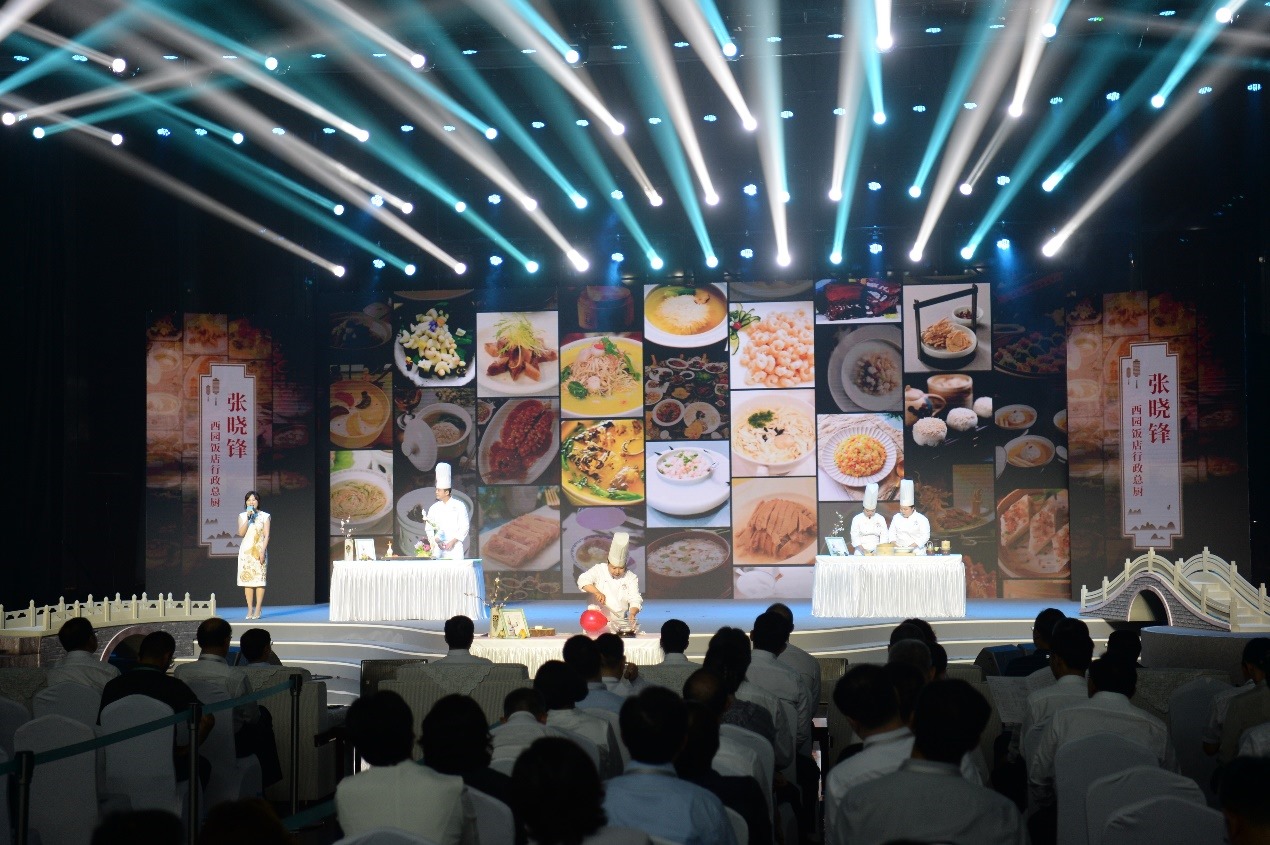 花園國(guó)際大酒店廚師長(zhǎng)朱燾、西園飯店行政總廚張曉鋒、冶春面點(diǎn)總廚倪秋香、冶春面點(diǎn)制作技藝第五代傳人陳詩(shī)雅展示淮揚(yáng)菜絕技。