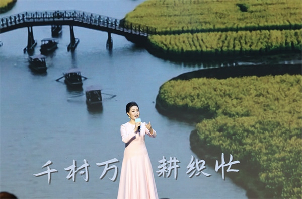 歌唱家、中國(guó)音樂學(xué)院教授雷佳現(xiàn)場(chǎng)演唱。