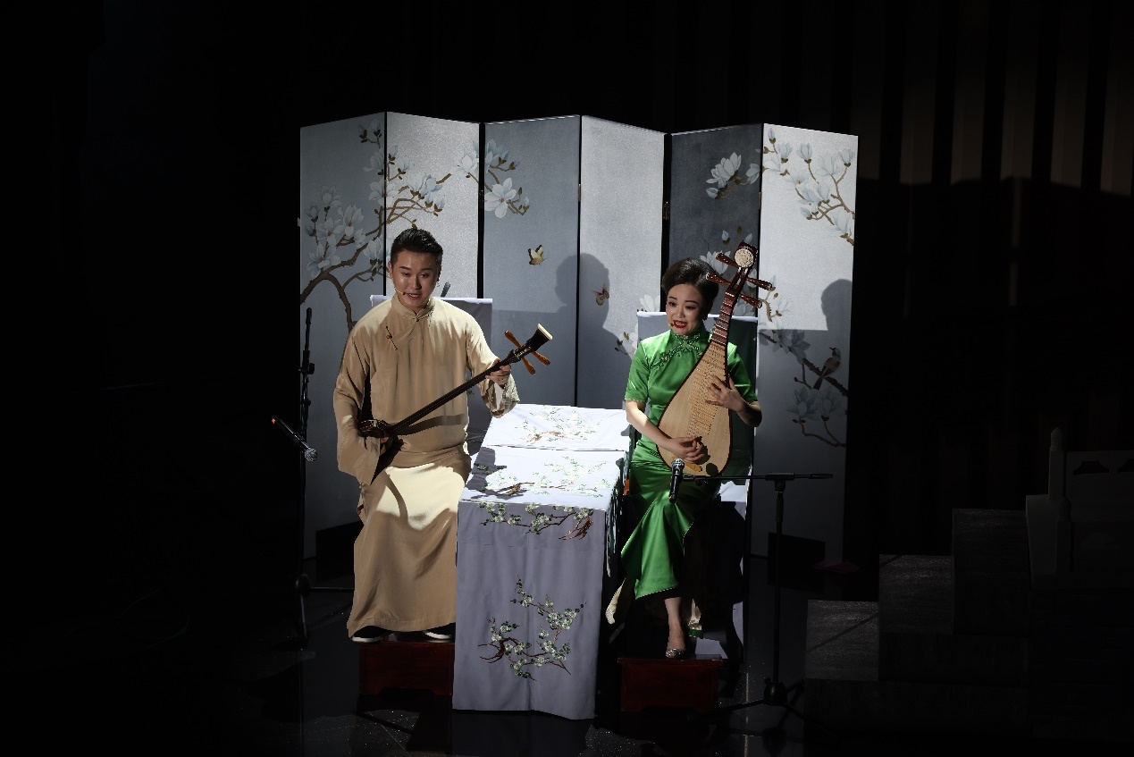 國(guó)家一級(jí)演員、揚(yáng)州曲藝研究所青年演員劉芓君（右）、揚(yáng)州曲藝研究所青年演員王智超（左）現(xiàn)場(chǎng)表演。
