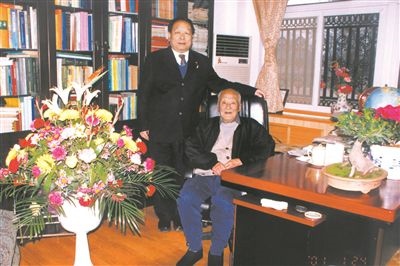 2001年2月，李德仁（左一）給導(dǎo)師王之卓拜年。