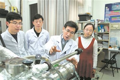 2017年10月，清華大學低維量子物理國家重點實驗室，薛其坤（左三）與學生討論實驗工作。 苑潔攝