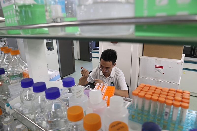 在三亞崖州灣科技城，一名青年科技工作者正在進(jìn)行科研工作。