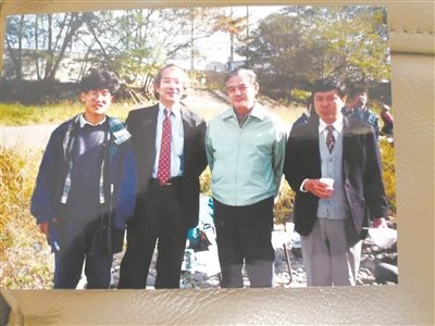 薛其坤（左一）在日本求學期間與導師櫻井教授合影。受訪者供圖
