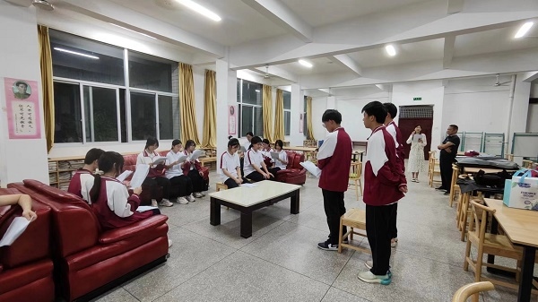 圖②：武平法院法官指導(dǎo)學(xué)生彩排。