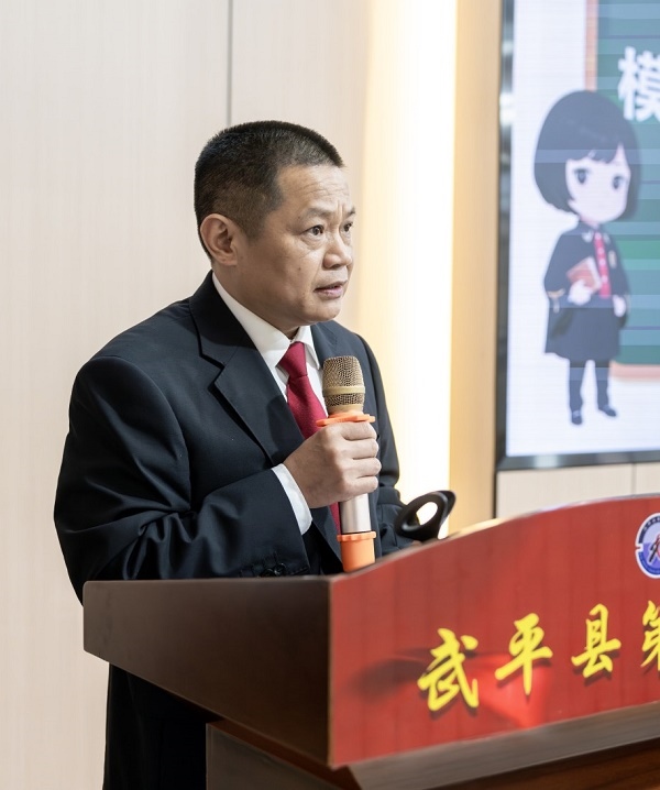 圖④：武平法院刑庭庭長候良石在模擬法庭后為學(xué)生上普法課。