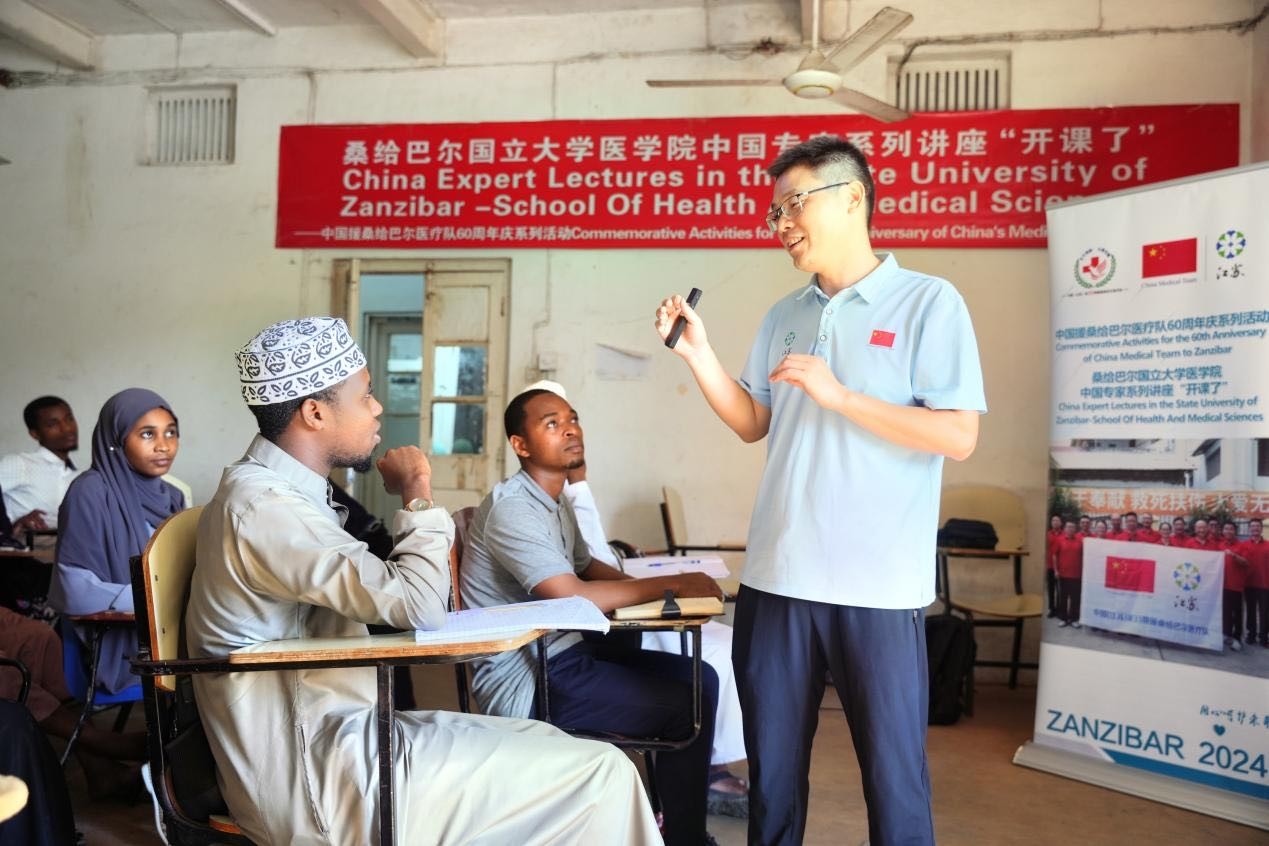李勇醫(yī)生在解答學(xué)生的問題。 中國援桑醫(yī)療隊供圖