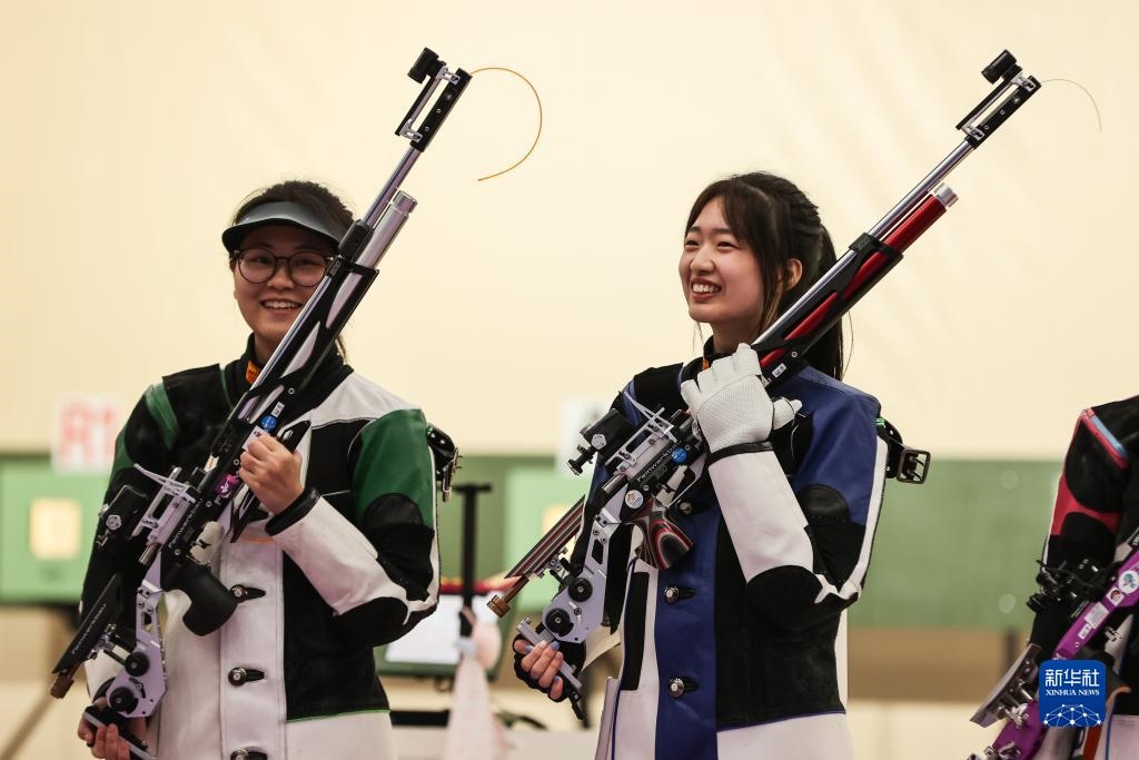 2023年9月24日，在杭州亞運會射擊項目女子10米氣步槍個人決賽中，中國選手黃雨婷以252.7環(huán)的成績獲得冠軍，韓佳予獲得亞軍，印度選手拉米塔獲得季軍。圖為黃雨婷（右）、韓佳予在比賽后。新華社記者 單宇琦 攝