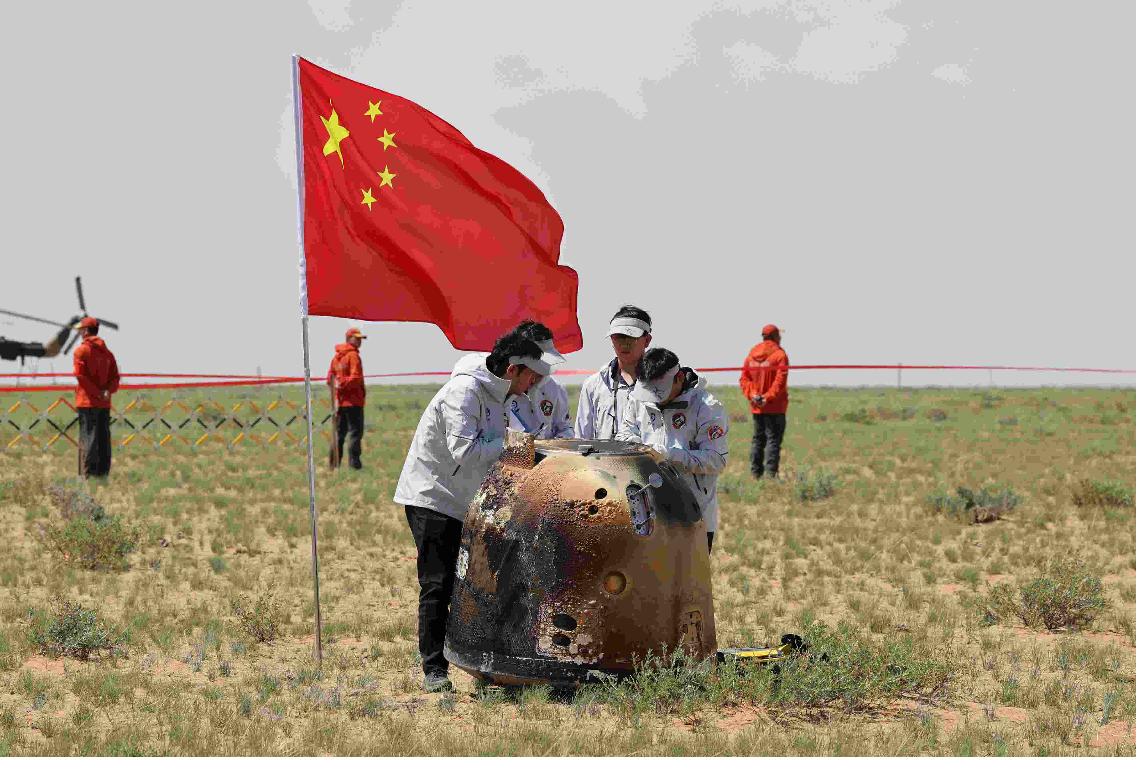2024年6月25日拍攝的嫦娥六號返回器回收現(xiàn)場。