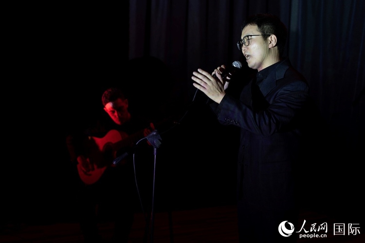 歌曲表演。馬丁·薩巴拉攝