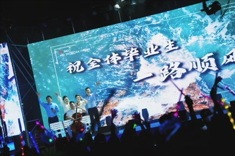 歌曲《祝你一路順風(fēng)》演出現(xiàn)場(chǎng)。供圖：日照職業(yè)技術(shù)學(xué)院