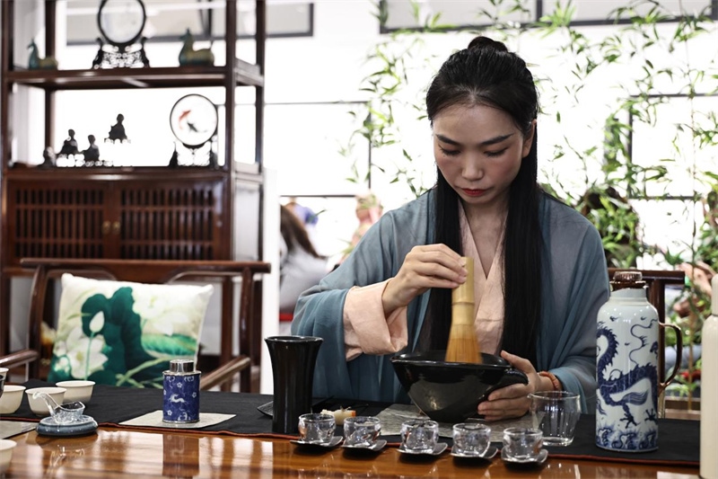 茶藝師現(xiàn)場展示宋式點茶。拉巴特中國文化中心供圖
