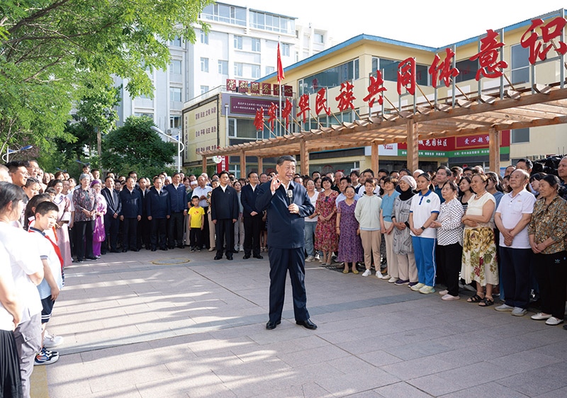 2024年6月19日至20日，中共中央總書記、國家主席、中央軍委主席習(xí)近平在寧夏考察。這是19日下午，習(xí)近平在銀川市金鳳區(qū)長城花園社區(qū)考察時(shí)，同社區(qū)居民親切交流。 新華社記者 謝環(huán)馳/攝