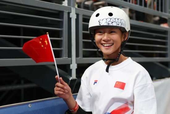 5月16日，巴黎奧運(yùn)會(huì)資格系列賽上海站滑板女子碗池預(yù)賽在上海舉行。圖為鄭好好在比賽后慶祝，她在預(yù)賽中最佳成績(jī)?yōu)?1.73分。新華社記者 王楷焱 攝