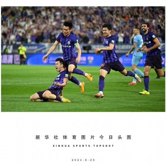  6月29日，天津津門虎隊(duì)球員劉俊賢（左一）在比賽中進(jìn)球后慶祝。新華社記者 孫凡越 攝