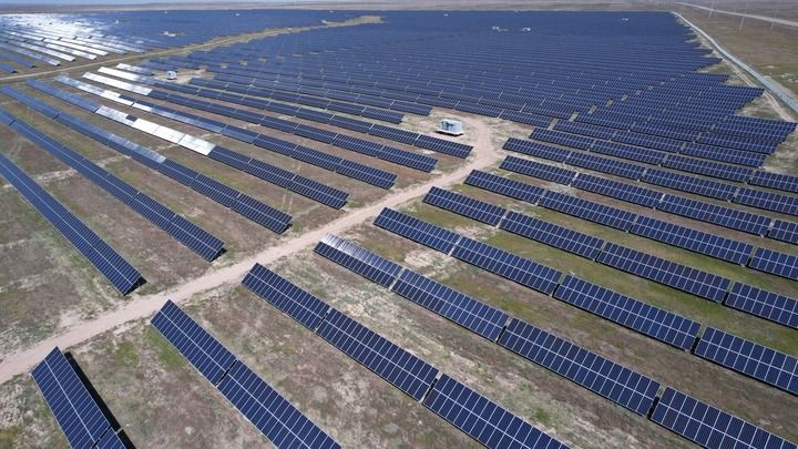 這是2023年5月4日在哈薩克斯坦阿拉木圖州拍攝的卡普恰蓋100兆瓦光伏電站的太陽(yáng)能電池板（無(wú)人機(jī)照片）。新華社發(fā)（奧斯帕諾夫攝）