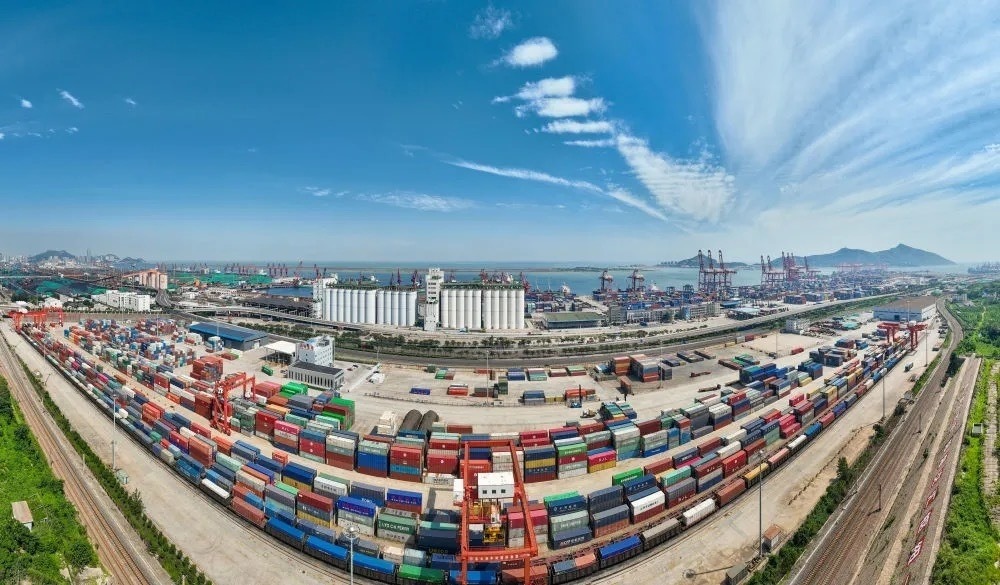 中哈連云港物流合作基地及集裝箱碼頭。（圖源：新華社）