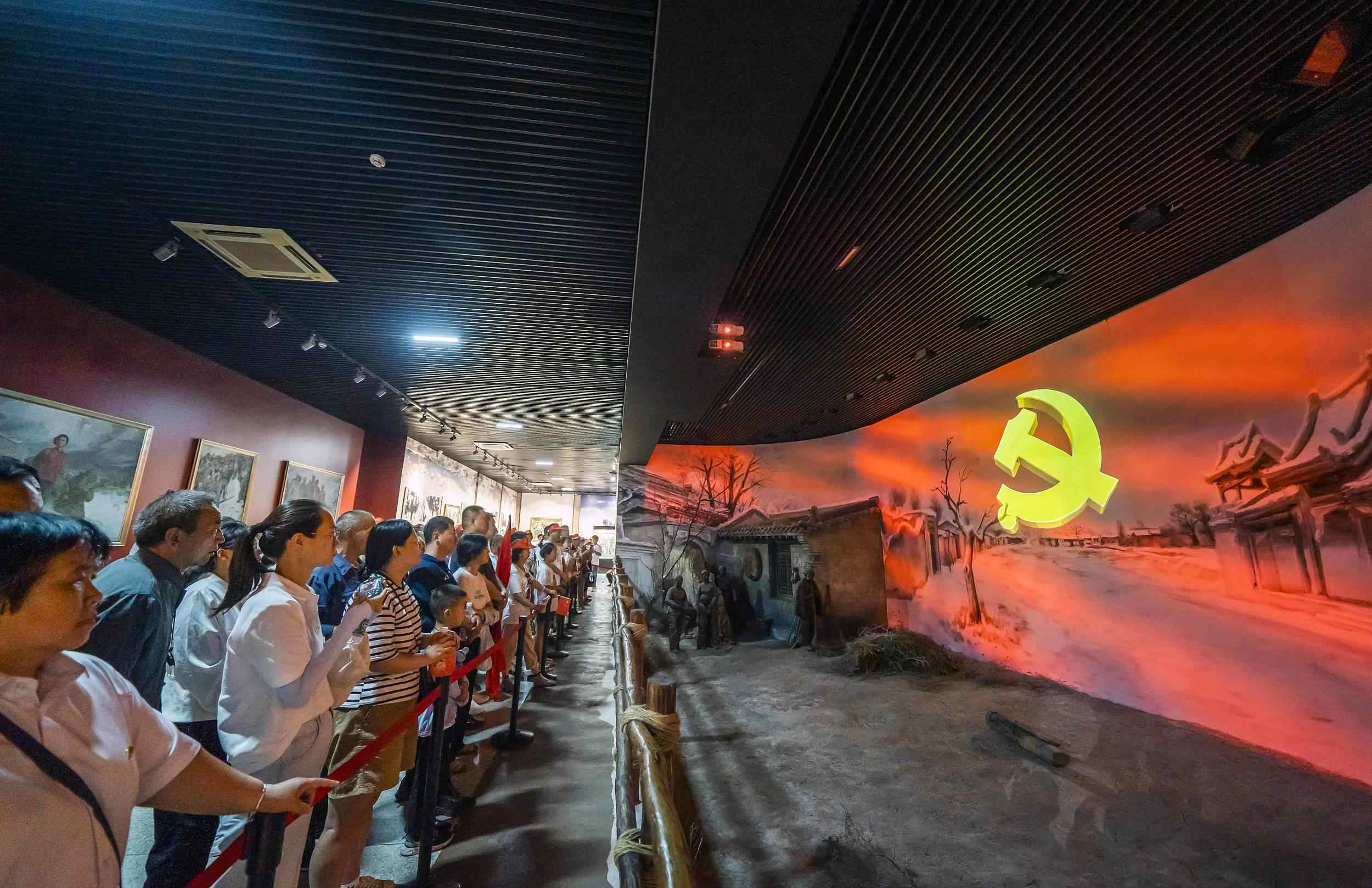 山西呂梁，游客正在文水縣劉胡蘭紀(jì)念館參觀。（圖片來源：視覺中國）