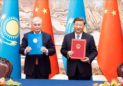 2023年5月17日下午，國家主席習近平在西安同來華出席中國—中亞峰會并進行國事訪問的哈薩克斯坦總統(tǒng)托卡耶夫會談。會談后，兩國元首簽署了《中華人民共和國和哈薩克斯坦共和國聯(lián)合聲明》，共同見證簽署經(jīng)貿(mào)、能源、交通、農(nóng)業(yè)、互聯(lián)互通、人文、地方等領(lǐng)域多項雙邊合作文件。新華社記者 黃敬文 攝