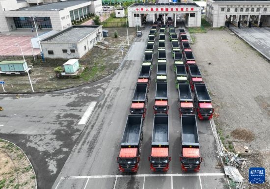 7月2日，車輛在巴克圖口岸辦理通關(guān)手續(xù)（無人機(jī)照片）。新華社發(fā)（馬丁 攝）