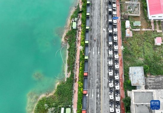 7月2日，車輛在巴克圖口岸有序出境（無人機(jī)照片）。新華社發(fā)（馬丁 攝）