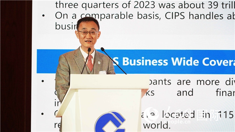跨境銀行間支付清算有限責(zé)任公司總裁許再越發(fā)言。 人民網(wǎng) 張茜 攝