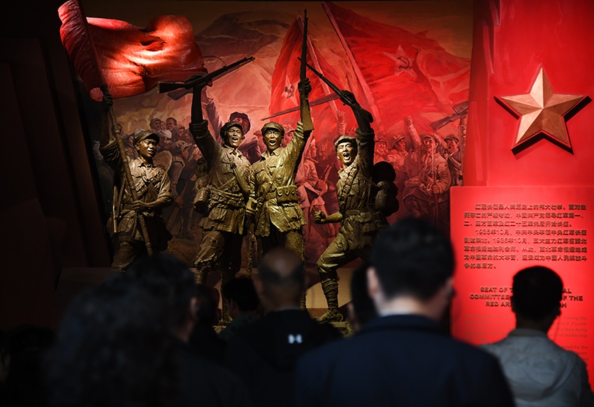 圖為2024年5月9日，游客在延安革命紀(jì)念館參觀。 新華社記者 張博文 攝