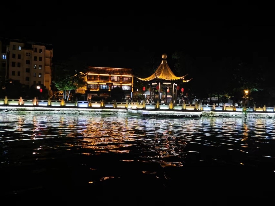 里運(yùn)河文化長廊夜景。人民網(wǎng)記者 黃鈺攝