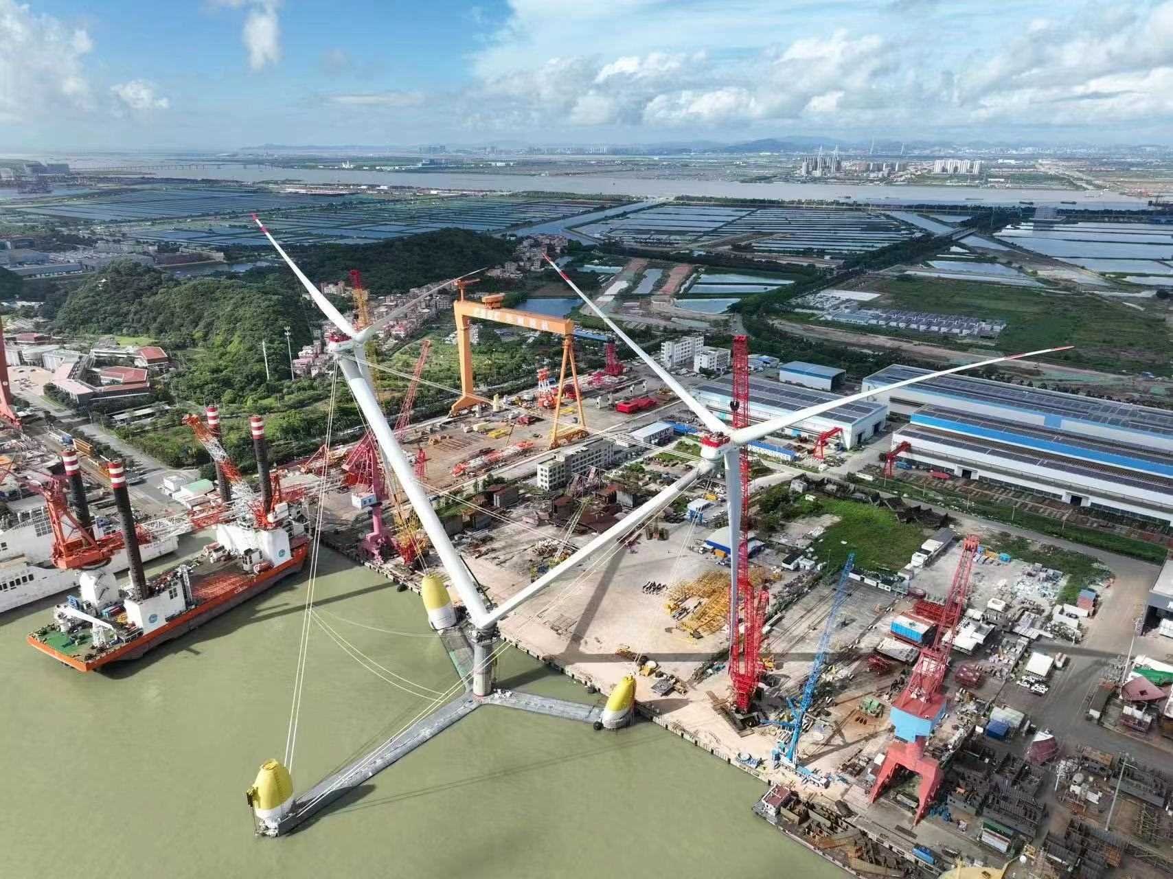 全球單體容量最大漂浮式風(fēng)電平臺(tái)吊裝完成。受訪方供圖