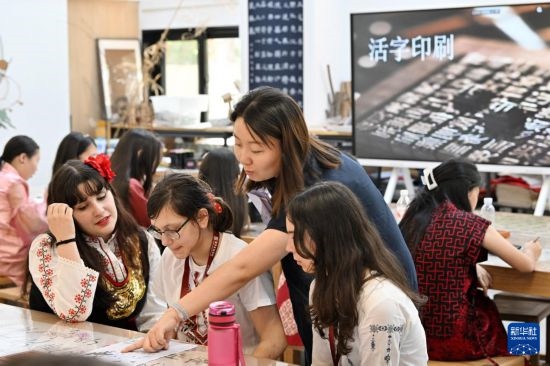 7月3日，外國(guó)學(xué)生在了解中國(guó)文化。新華社記者 李然 攝
