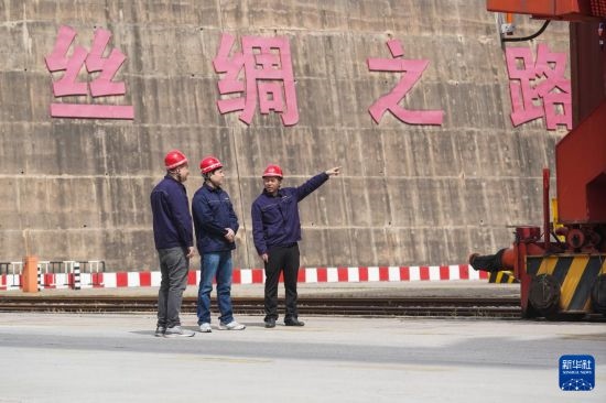 中哈兩國(guó)工作人員在中哈連云港物流合作基地交流（2023年5月10日攝）。新華社記者 季春鵬 攝